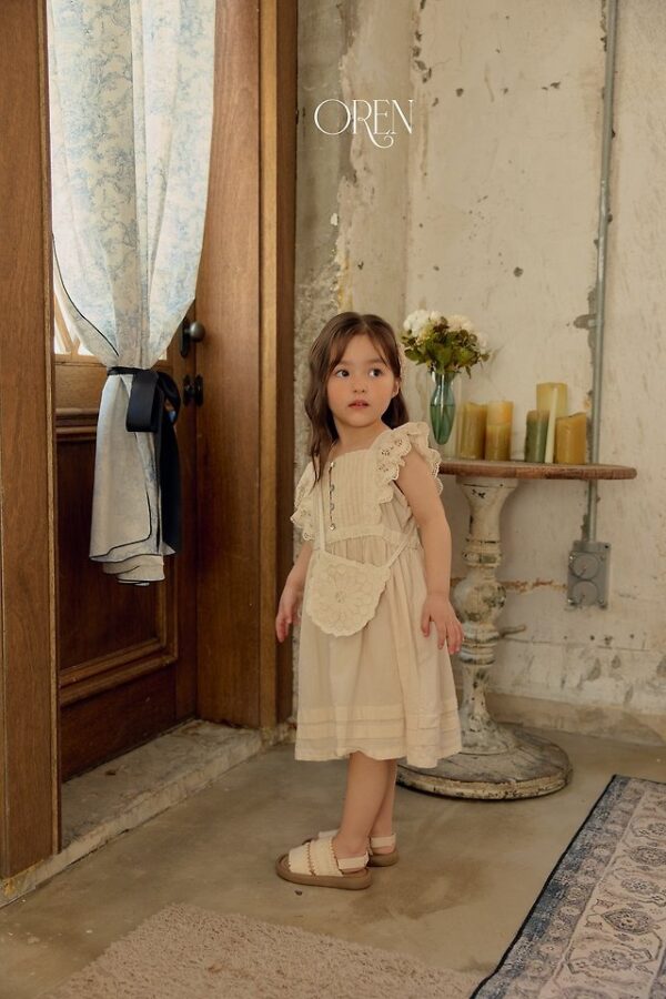 ADAAD6F0-5D44-4539-B501-58D87C9B21B7 〖預購〗織點蕾絲荷葉邊洋裝