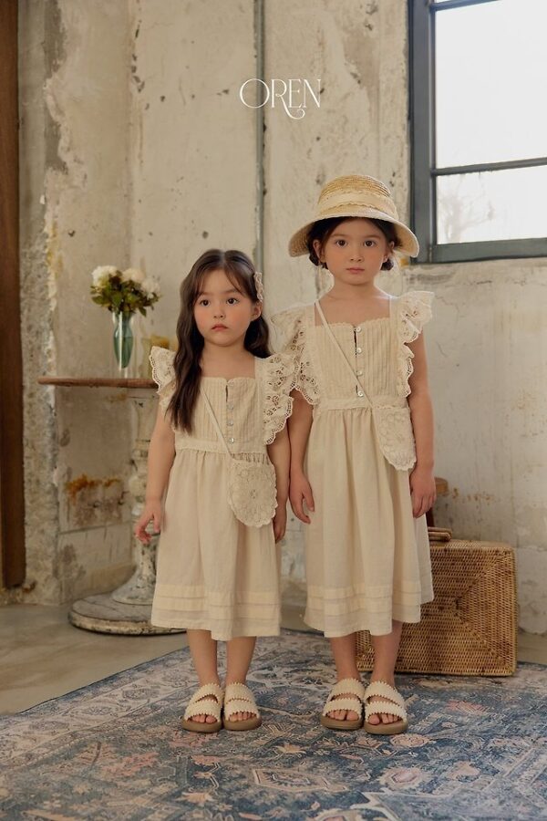 B0CE18EB-B666-4FA1-9334-9C762E737C60 〖預購〗織點蕾絲荷葉邊洋裝