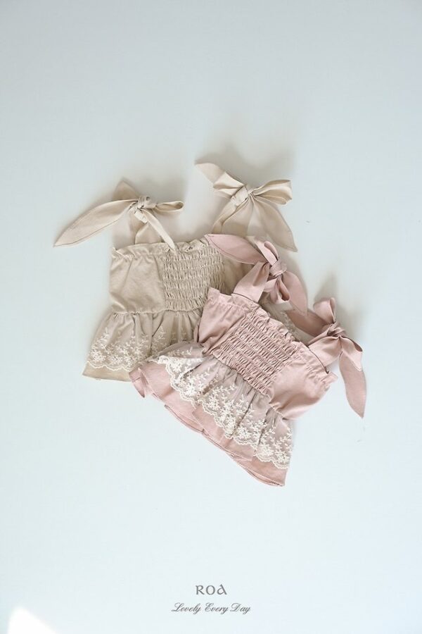 B3A8B974-FF76-4349-973B-7BBD384F7B15 〖預購〗蝴蝶結細肩上衣