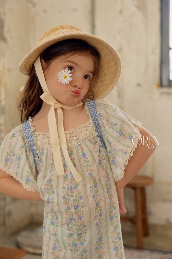 B8B3A126-8629-434A-82D2-FA2D7C73DD1E 〖預購〗織夢蕾絲連身褲