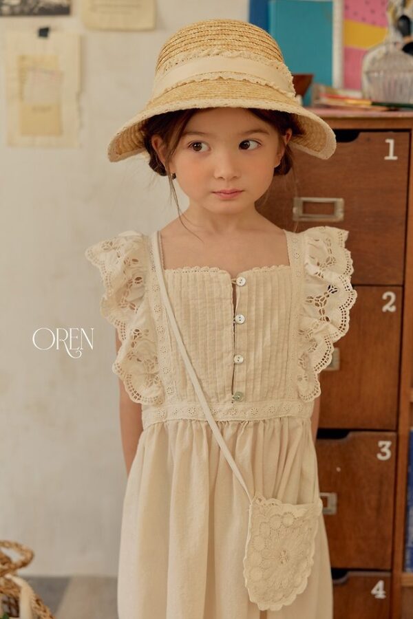 B9BDE9D2-B7E4-465B-924E-BDDC6E3FF2A7 〖預購〗織點蕾絲荷葉邊洋裝