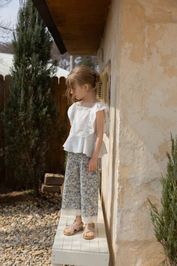 BB1CFF3B-697A-4CB7-AE88-6A79807EC237 〖預購〗盛夏花綻上衣