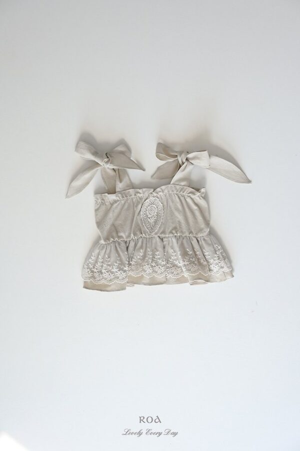 BC2CBBCD-5DBD-4B94-9C3F-0B31CD8CEED3 〖預購〗蝴蝶結細肩上衣