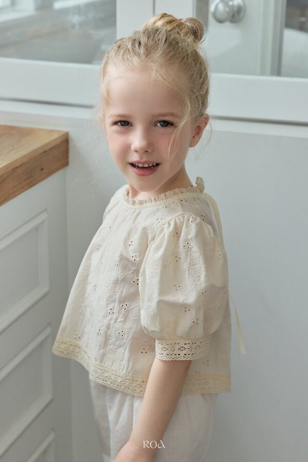 BC3E71A3-CCCB-4996-9250-6BC74C78EA6E 〖預購〗蕾絲刺繡短上衣