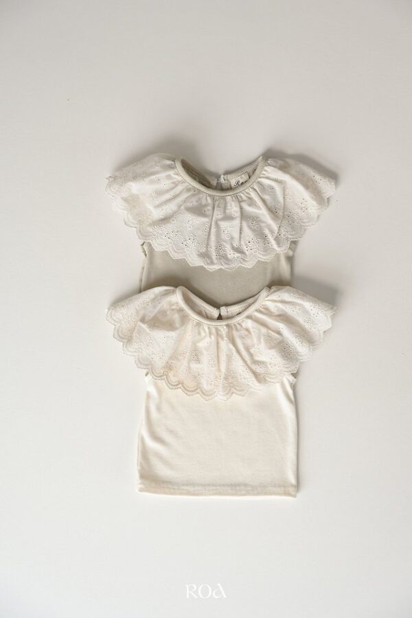 C2E0B8D6-EB62-43B7-8EB4-DBE2E2F58183 〖預購〗蕾絲領片拼接上衣