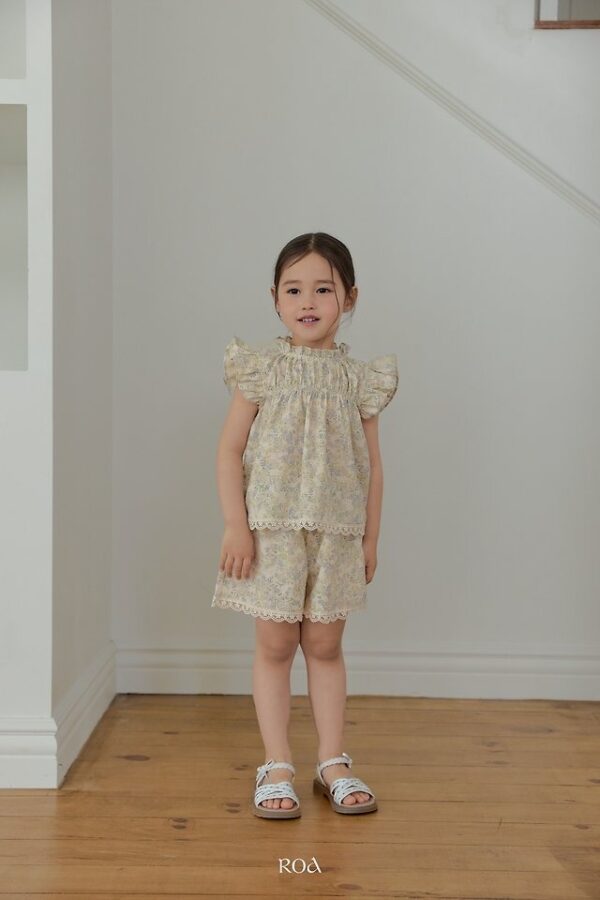 C441330D-F573-48DF-A6D1-9096099673E7 〖預購〗碎花輕輕上衣