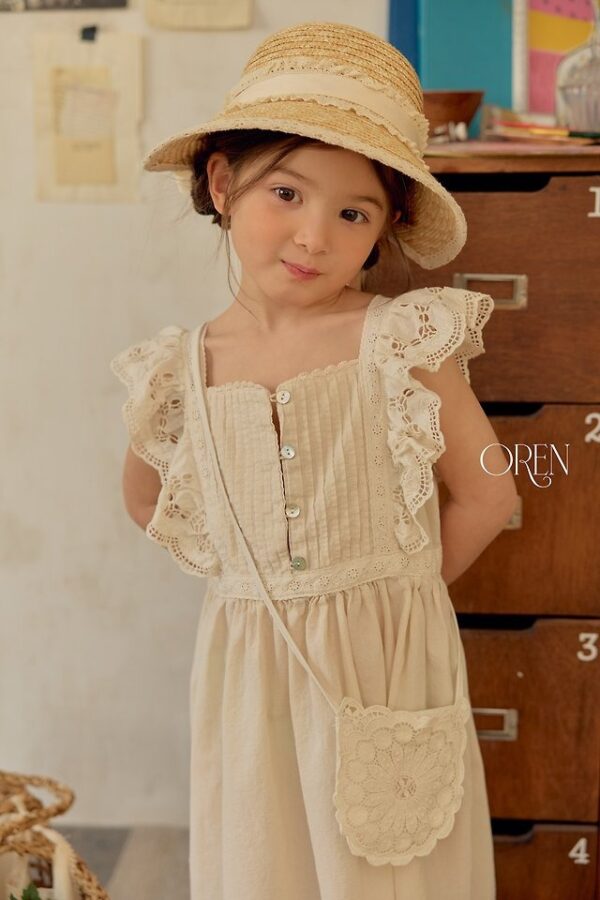 C4C2BD16-7153-4C9B-8C7A-91500CCA04A3 〖預購〗織點蕾絲荷葉邊洋裝