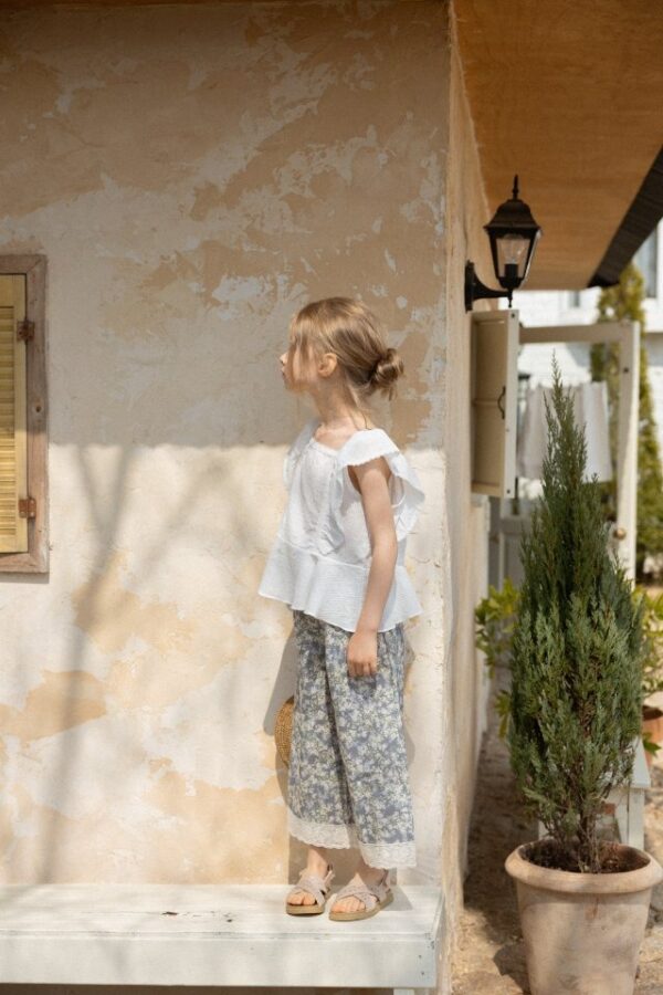 C55D6F04-B434-4E9A-82CB-EFBA43E6BF4B 〖預購〗盛夏花綻上衣