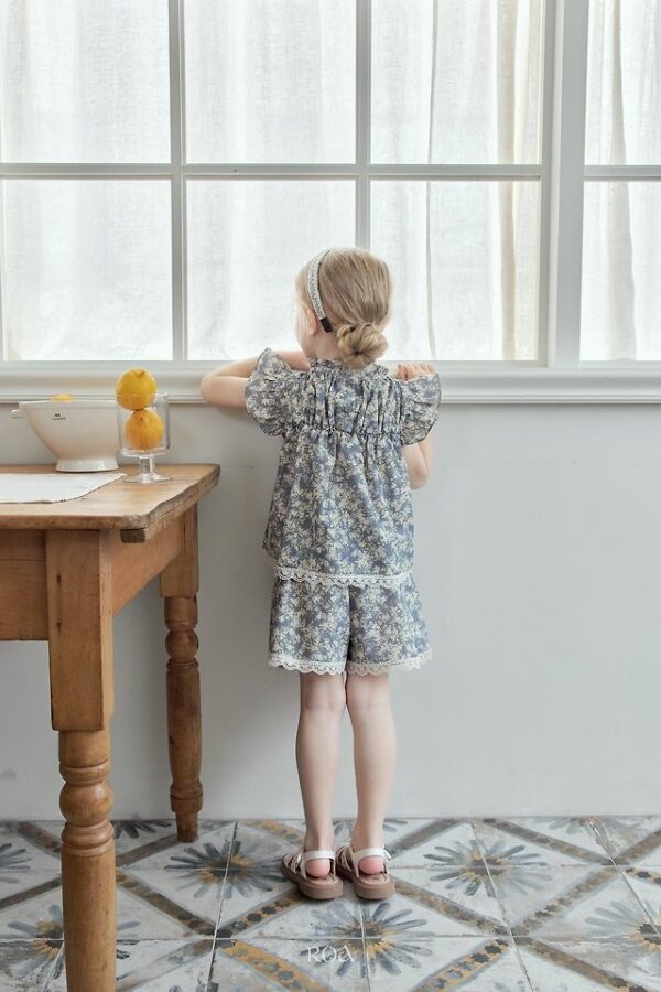 CA40EA6E-D953-43E4-B313-3C49F102DD35 〖預購〗碎花輕輕上衣