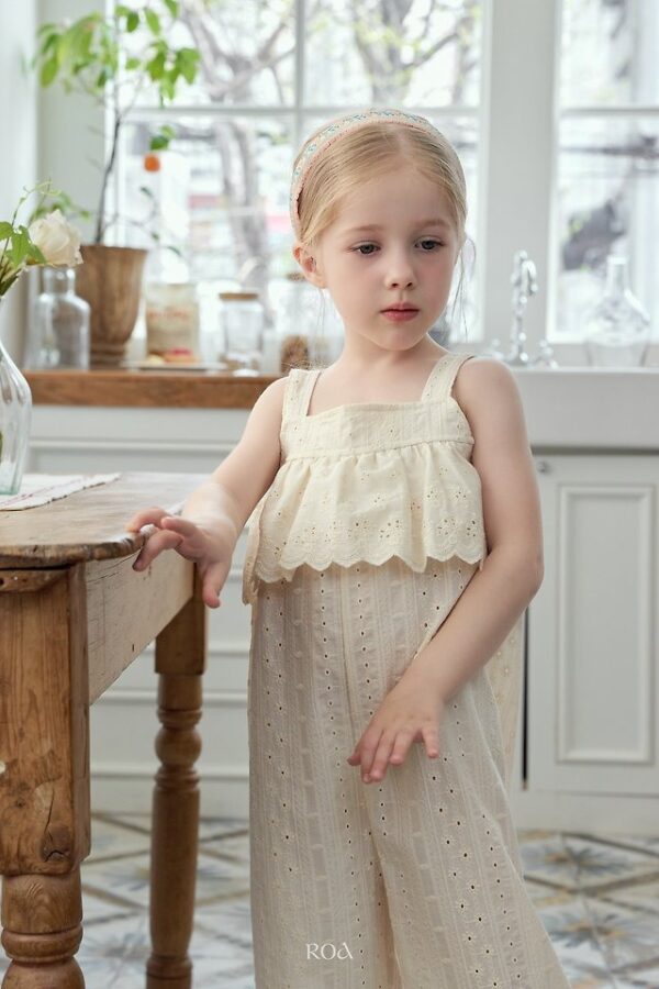 CAC9F832-1D80-42D3-9AFA-0C74CBA9FA99 〖預購〗燒花蕾絲連身褲