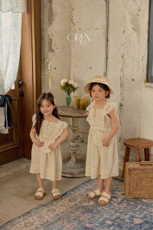 CC888879-6A4B-406F-AB02-9F6B2B883A3B 〖預購〗織點蕾絲荷葉邊洋裝