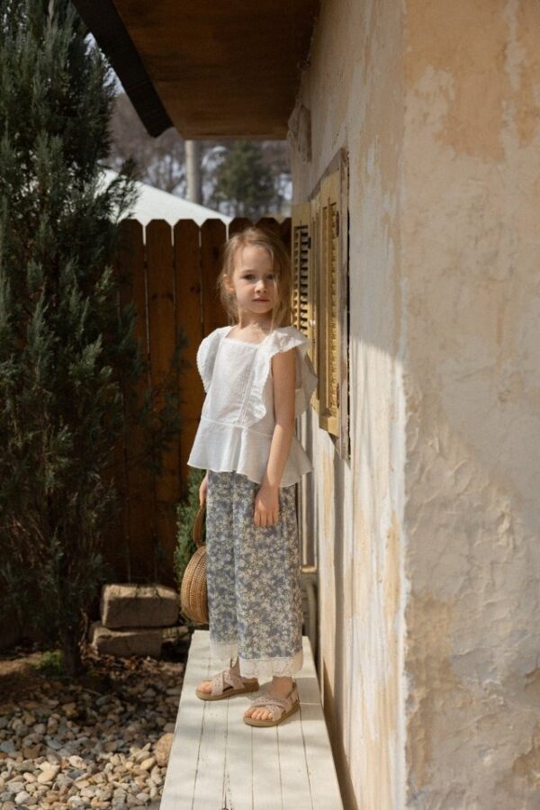 D13AA79D-F2BB-43A4-A8E4-F9FC2ECC38B9 〖預購〗盛夏花綻上衣