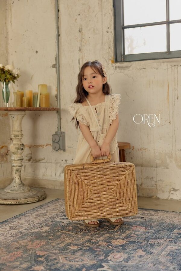 D446A32E-4B85-433E-9282-D727950DEF05 〖預購〗織點蕾絲荷葉邊洋裝