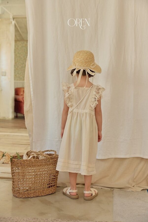 D67AC5A5-4CD6-4A77-8465-5C49077C0D51 〖預購〗織點蕾絲荷葉邊洋裝