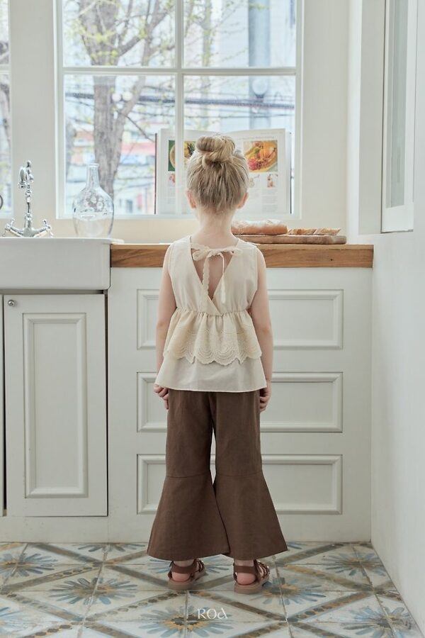 D7559464-6C54-4C1C-89CB-AA56A56A6D68 〖預購〗喇叭剪裁長褲