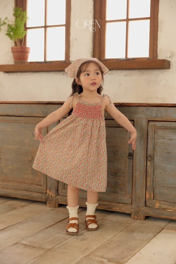 D7DC9790-E0E4-4B79-8EF4-0836F6DC9A26 〖預購〗星圖輕盈碎花吊帶裙