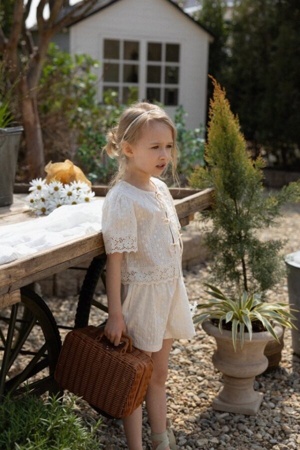 D8F5AC37-B2E2-48E2-9F02-ABB9BFC76DB9 〖預購〗粹白蕾絲式套裝