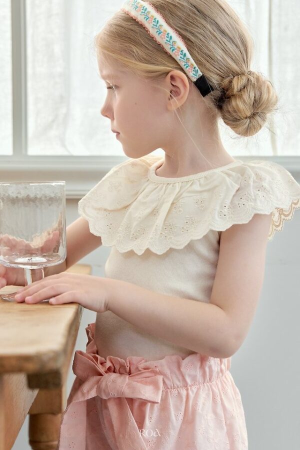 D90CD793-4933-453E-8EEC-D327BF609A32 〖預購〗蕾絲領片拼接上衣