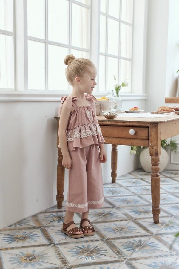 D9C3AEFC-12C7-4203-BD38-E45B3FBECFCC 〖預購〗蝴蝶結細肩上衣