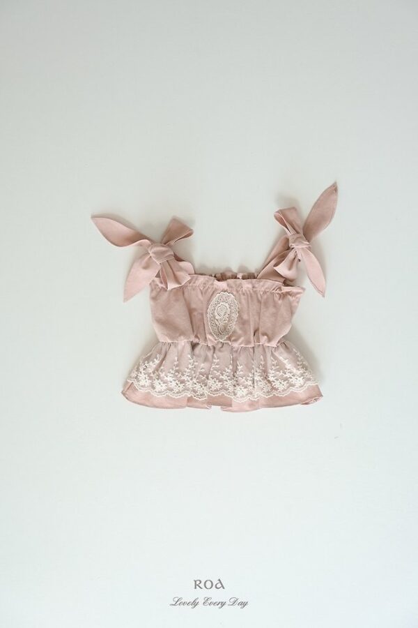 DD973025-C5C6-4C2D-A02C-CDC35C2936B5 〖預購〗蝴蝶結細肩上衣