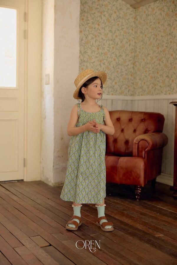 E091D442-7229-4269-B867-6D68F28676BA 〖預購〗星圖輕盈碎花吊帶裙