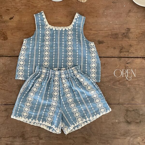 E5E4CB0B-47FC-416C-ABE2-9C8BEDEA3974 〖預購〗珍珠藍細褶刺繡套裝