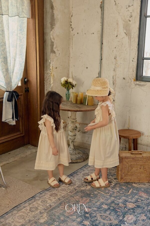 E825E030-4B30-4C7B-ADB8-7553EE36B54D 〖預購〗織點蕾絲荷葉邊洋裝