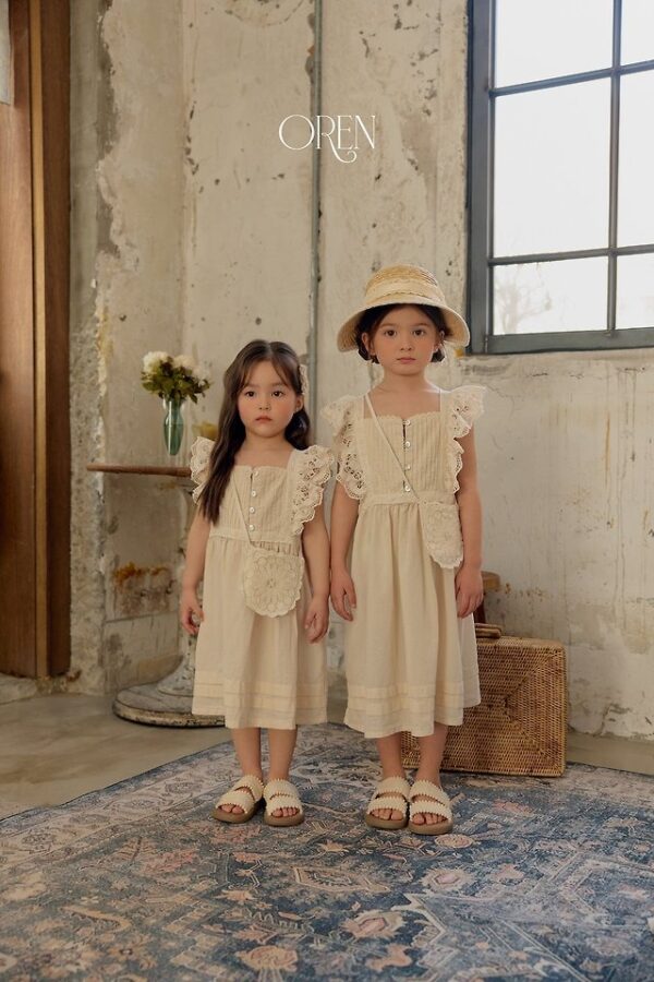 F007BD89-CFD5-4054-8A1D-FB4CEABDED00 〖預購〗織點蕾絲荷葉邊洋裝