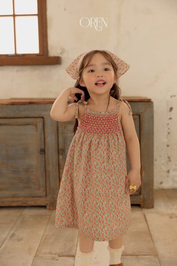 F1F78B04-41F2-4161-820C-4CACE0AE251F 〖預購〗星圖輕盈碎花吊帶裙