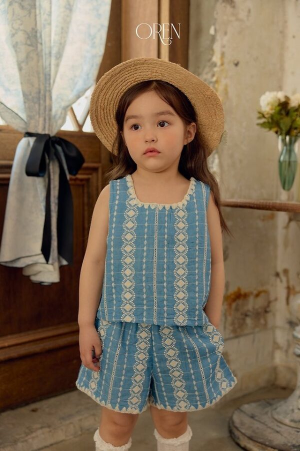 F42DB4F4-A132-4AA6-BCE9-D5B1B0CBB3E5 〖預購〗珍珠藍細褶刺繡套裝