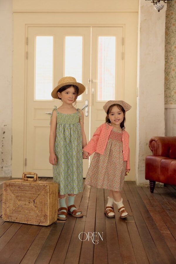 F54B123C-9659-4DC8-B65D-E0618E931999 〖預購〗星圖輕盈碎花吊帶裙