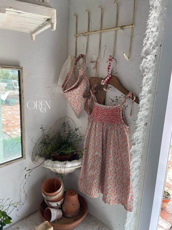 F5F037B6-6C62-49EE-86B3-92934183E969 〖預購〗星圖輕盈碎花吊帶裙