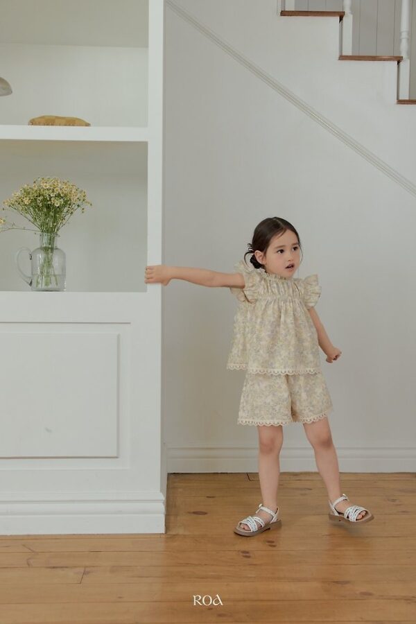 FEE028AD-3015-41C4-A809-91423F58394C 〖預購〗碎花蕾絲滾邊短褲