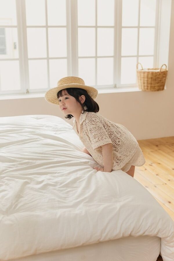 C666A84F-E2E9-4E43-9EE0-2FB0A1B4018F 〖預購〗鉤織領口針織開衫