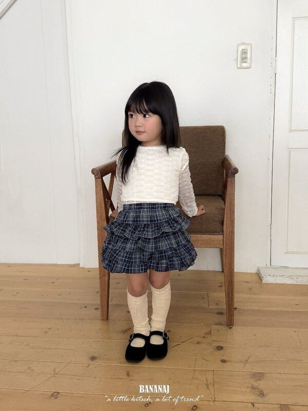 05BF9724-7BF3-4FD6-951F-87AE04962897 韻律花朵蕾絲上衣
