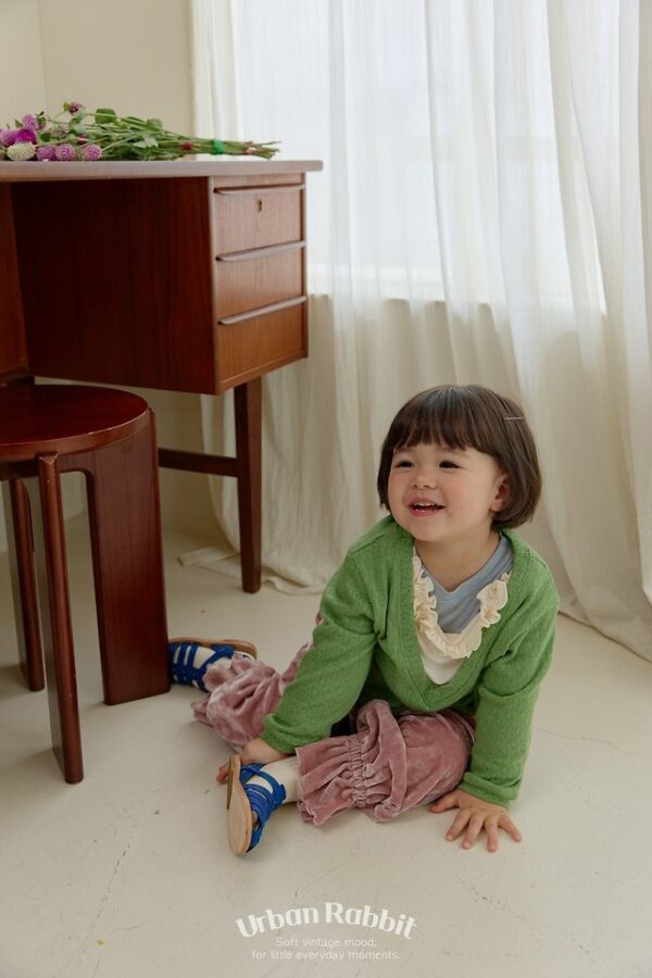 4F0C33A6-6F3E-49A9-B8ED-371809A8738B 諾曼第V領荷葉針織衫