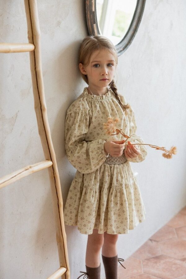 50C42E5F-8B3C-435D-87B5-F4CD0C9034DD 艾拉花朵滾邊上衣
