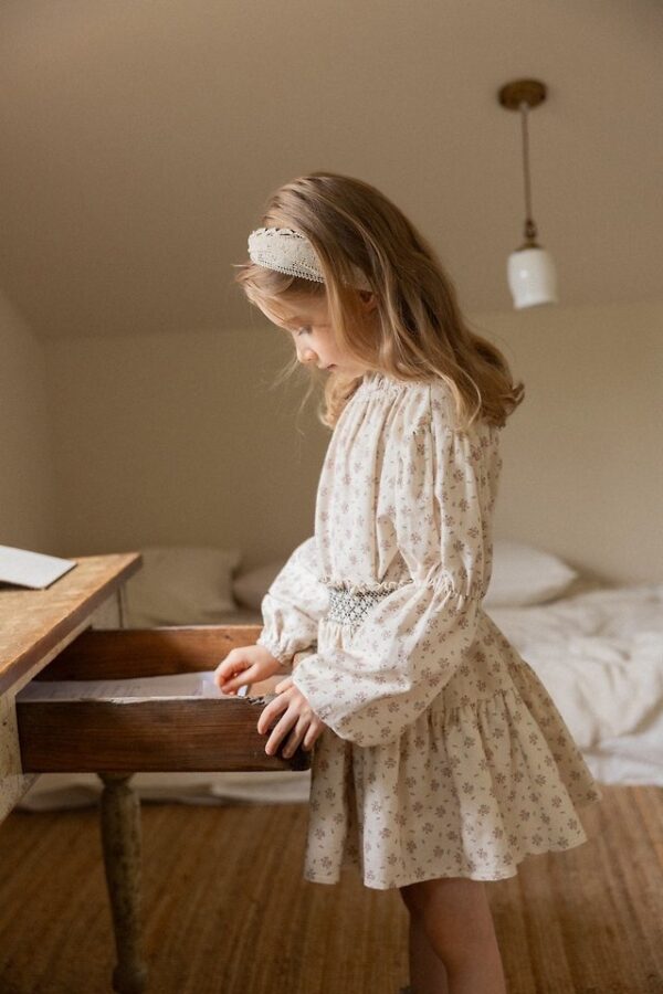 BED8BC59-DD3A-46FA-B7CD-81438CFA3496 艾拉花朵滾邊上衣
