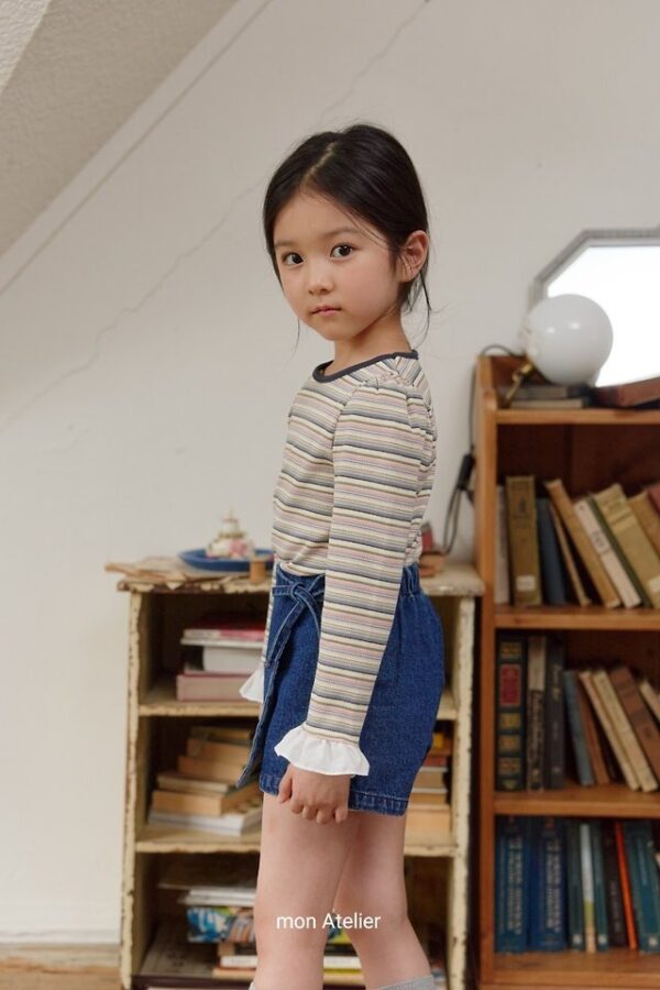 2BAF4525-5A0A-4E0D-A9A1-AC2898C15F7F 彩虹條紋上衣
