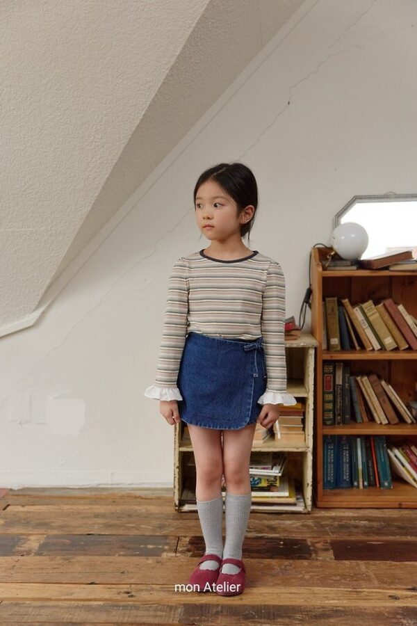 38D4047E-6F0E-4EA5-98B4-1F27142C97F5 彩虹條紋上衣