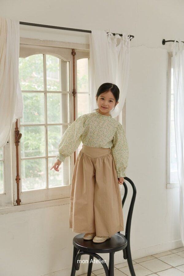 5858CB76-1971-4A44-BC68-776816C0F1DE 雛菊印花上衣