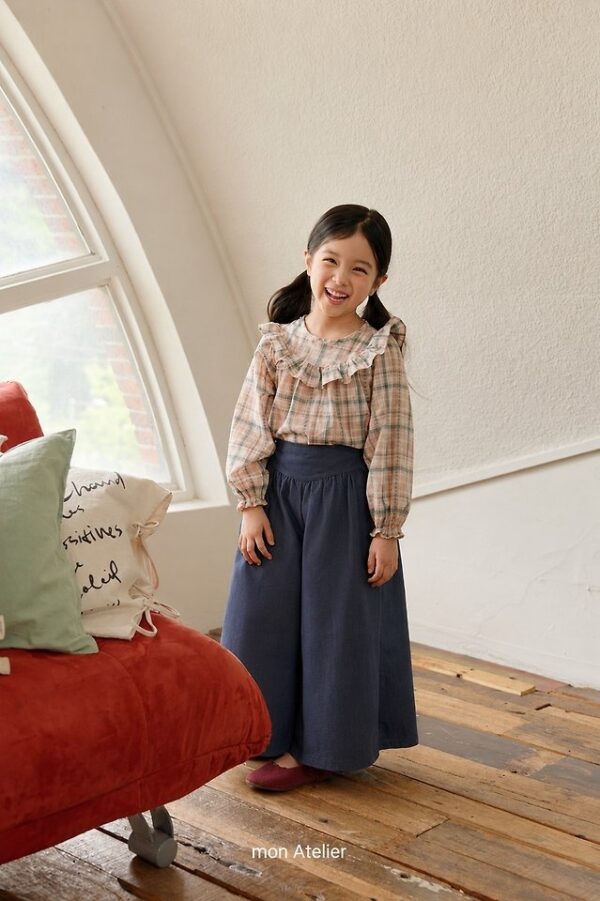 5CD995CD-6347-4A3F-A624-6BB33236B66E V型剪裁長褲