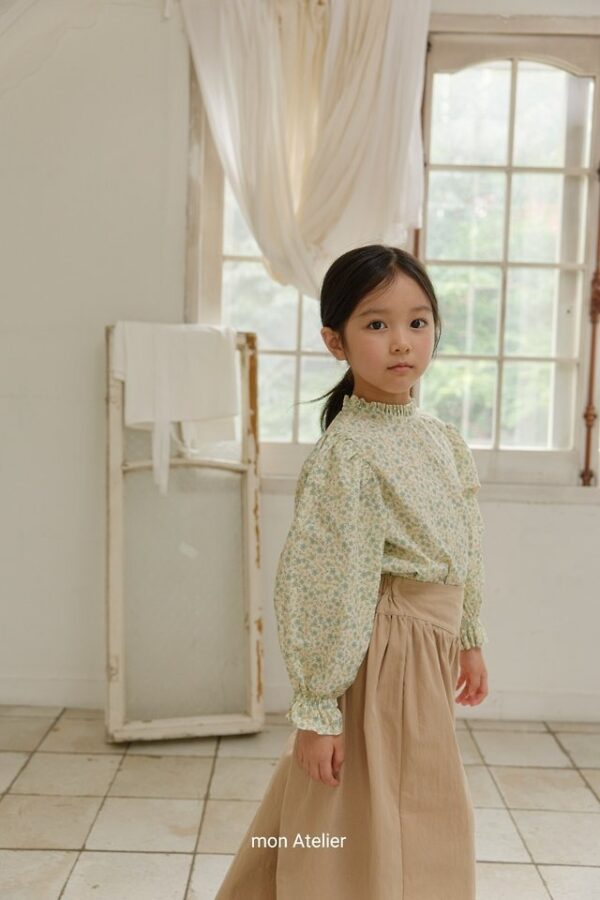 7A65E1D0-38C4-4D5F-82E2-18E308EF2066 雛菊印花上衣