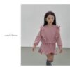 DF4BEBCE-F25A-403A-9D3B-EE15A8AB2B08 芮亞荷葉領寬鬆上衣